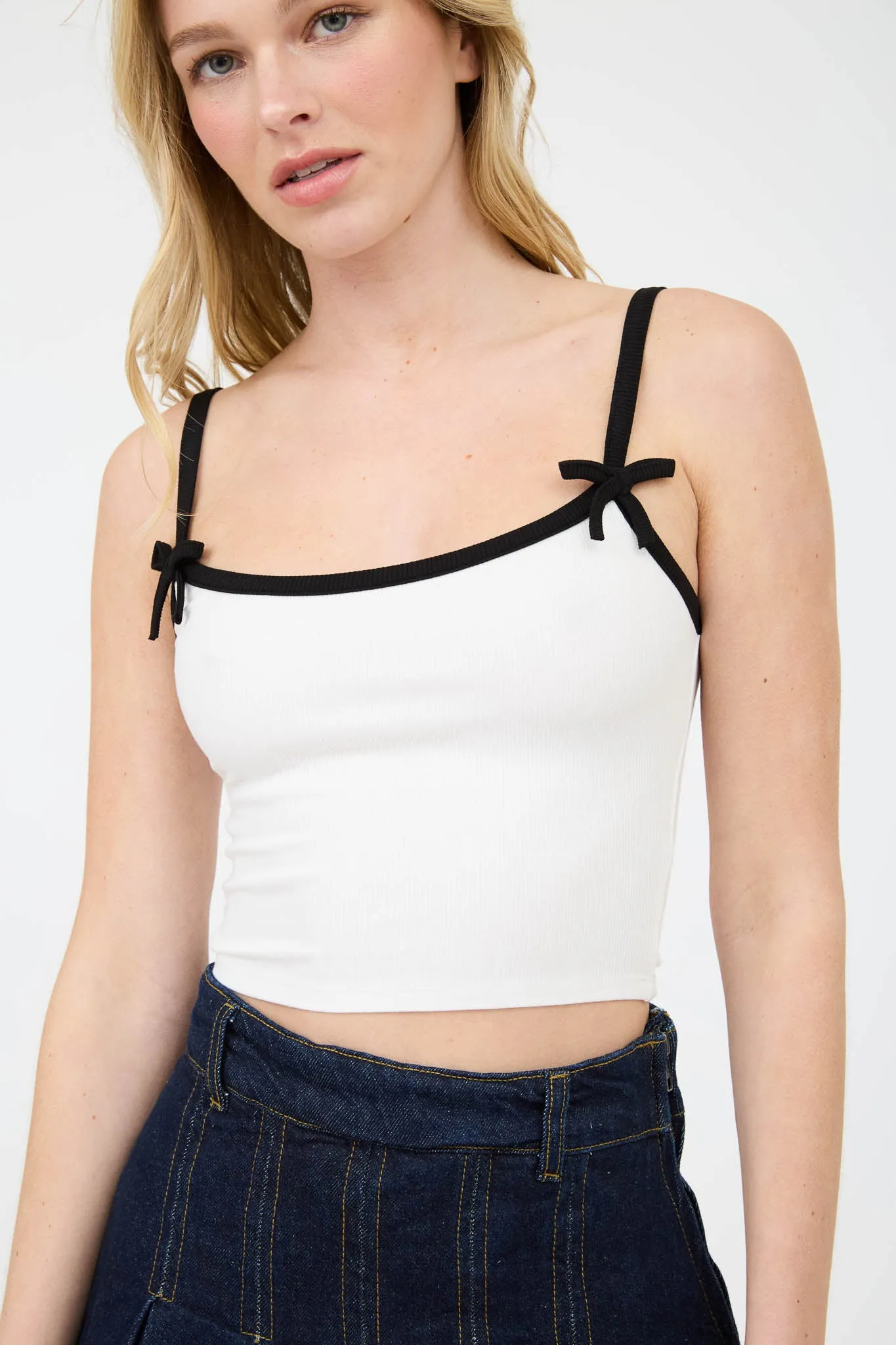 CONTRAST TRIM RIBBON DETAIL KNIT CAMI CROP TOP
